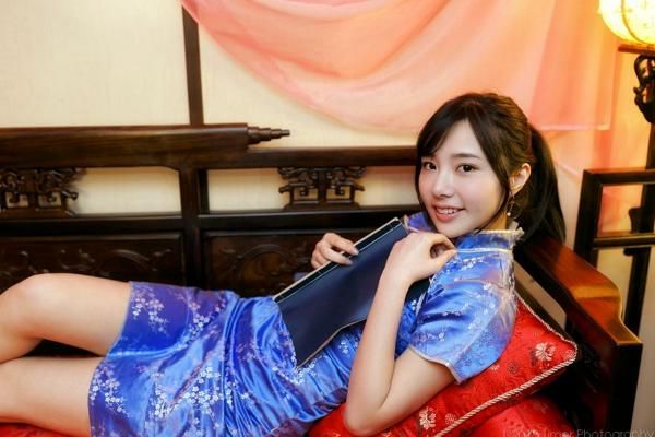    台湾正妹Zora陈思颖古典旗袍写真，新春主题棚拍优雅茶艺与古风书韵，尽显温婉动人魅力第38张图片