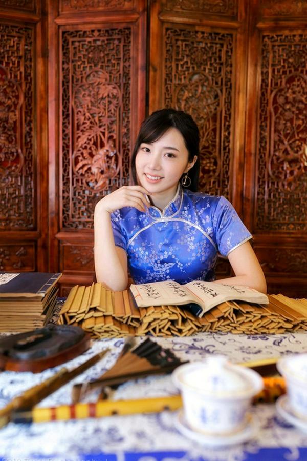    台湾正妹Zora陈思颖古典旗袍写真，新春主题棚拍优雅茶艺与古风书韵，尽显温婉动人魅力第54张图片