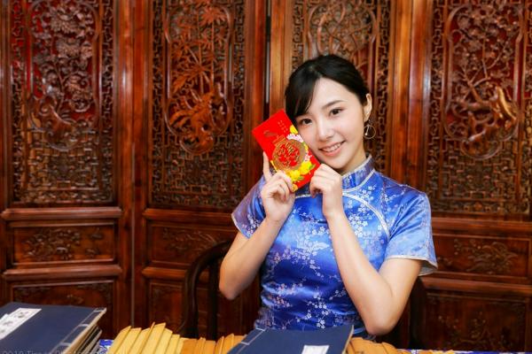    台湾正妹Zora陈思颖古典旗袍写真，新春主题棚拍优雅茶艺与古风书韵，尽显温婉动人魅力第55张图片
