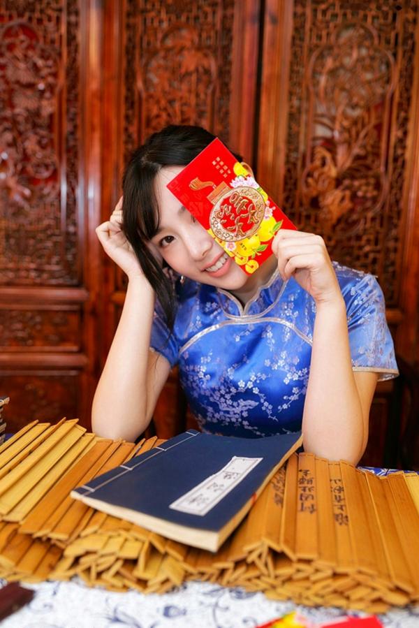    台湾正妹Zora陈思颖古典旗袍写真，新春主题棚拍优雅茶艺与古风书韵，尽显温婉动人魅力第57张图片