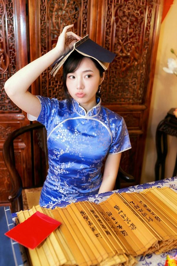    台湾正妹Zora陈思颖古典旗袍写真，新春主题棚拍优雅茶艺与古风书韵，尽显温婉动人魅力第59张图片