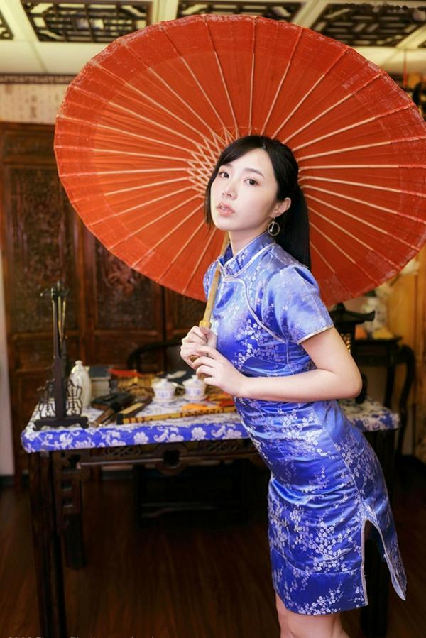    台湾正妹Zora陈思颖古典旗袍写真，新春主题棚拍优雅茶艺与古风书韵，尽显温婉动人魅力第61张图片