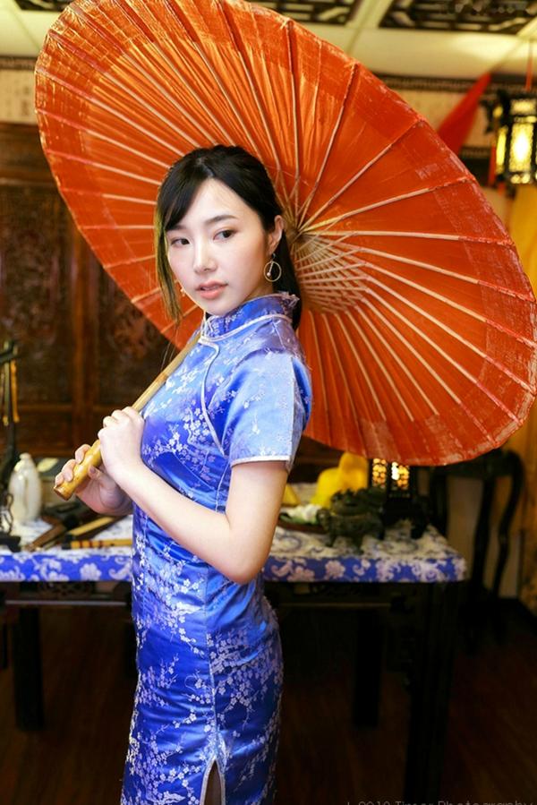    台湾正妹Zora陈思颖古典旗袍写真，新春主题棚拍优雅茶艺与古风书韵，尽显温婉动人魅力第63张图片