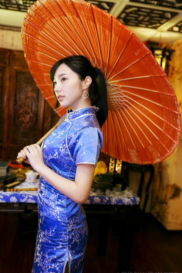    台湾正妹Zora陈思颖古典旗袍写真，新春主题棚拍优雅茶艺与古风书韵，尽显温婉动人魅力第64张图片