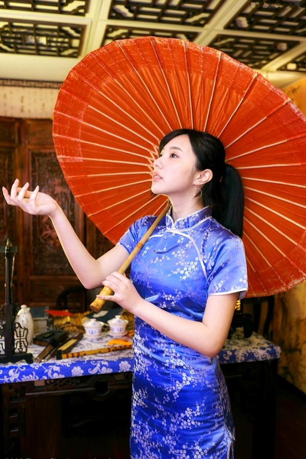    台湾正妹Zora陈思颖古典旗袍写真，新春主题棚拍优雅茶艺与古风书韵，尽显温婉动人魅力第65张图片