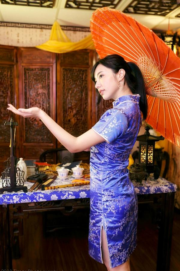    台湾正妹Zora陈思颖古典旗袍写真，新春主题棚拍优雅茶艺与古风书韵，尽显温婉动人魅力第69张图片