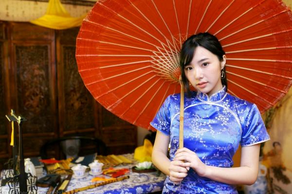    台湾正妹Zora陈思颖古典旗袍写真，新春主题棚拍优雅茶艺与古风书韵，尽显温婉动人魅力第74张图片
