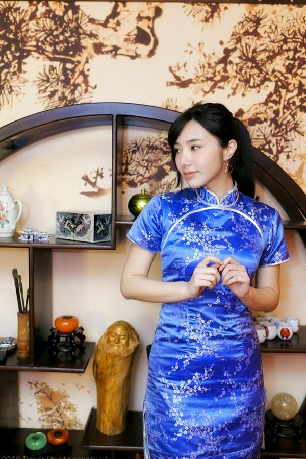    台湾正妹Zora陈思颖古典旗袍写真，新春主题棚拍优雅茶艺与古风书韵，尽显温婉动人魅力第81张图片