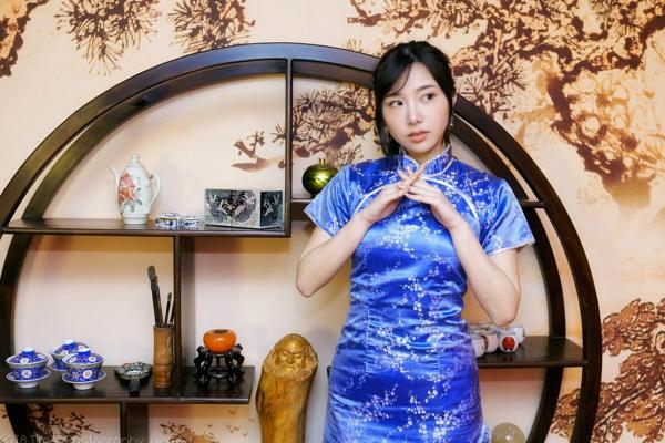    台湾正妹Zora陈思颖古典旗袍写真，新春主题棚拍优雅茶艺与古风书韵，尽显温婉动人魅力第84张图片