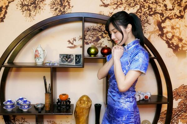    台湾正妹Zora陈思颖古典旗袍写真，新春主题棚拍优雅茶艺与古风书韵，尽显温婉动人魅力第85张图片