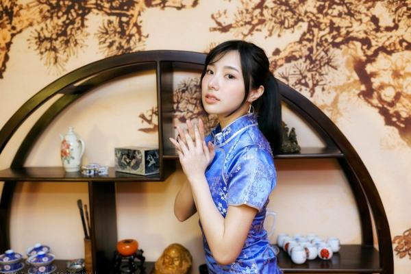    台湾正妹Zora陈思颖古典旗袍写真，新春主题棚拍优雅茶艺与古风书韵，尽显温婉动人魅力第87张图片