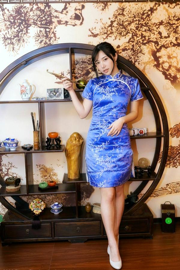    台湾正妹Zora陈思颖古典旗袍写真，新春主题棚拍优雅茶艺与古风书韵，尽显温婉动人魅力第92张图片