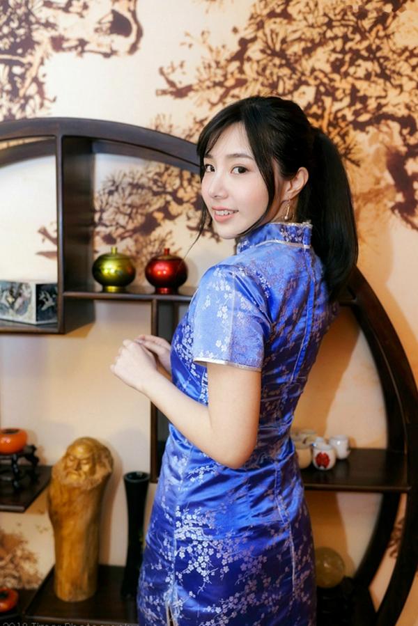   台湾正妹Zora陈思颖古典旗袍写真，新春主题棚拍优雅茶艺与古风书韵，尽显温婉动人魅力第95张图片