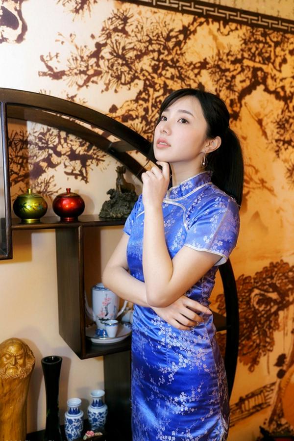    台湾正妹Zora陈思颖古典旗袍写真，新春主题棚拍优雅茶艺与古风书韵，尽显温婉动人魅力第98张图片