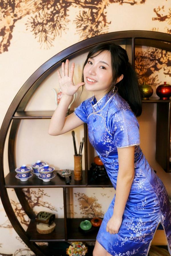    台湾正妹Zora陈思颖古典旗袍写真，新春主题棚拍优雅茶艺与古风书韵，尽显温婉动人魅力第104张图片
