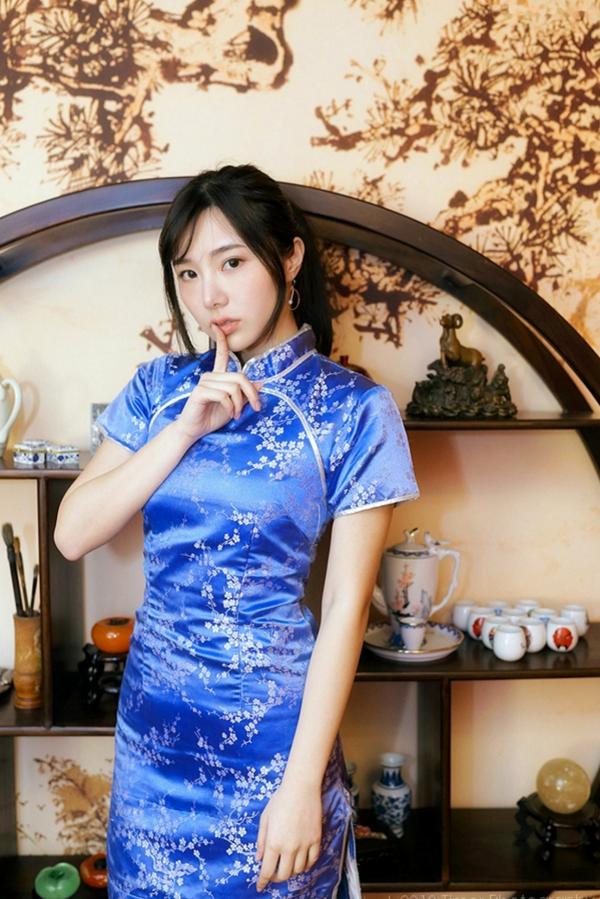   台湾正妹Zora陈思颖古典旗袍写真，新春主题棚拍优雅茶艺与古风书韵，尽显温婉动人魅力第109张图片