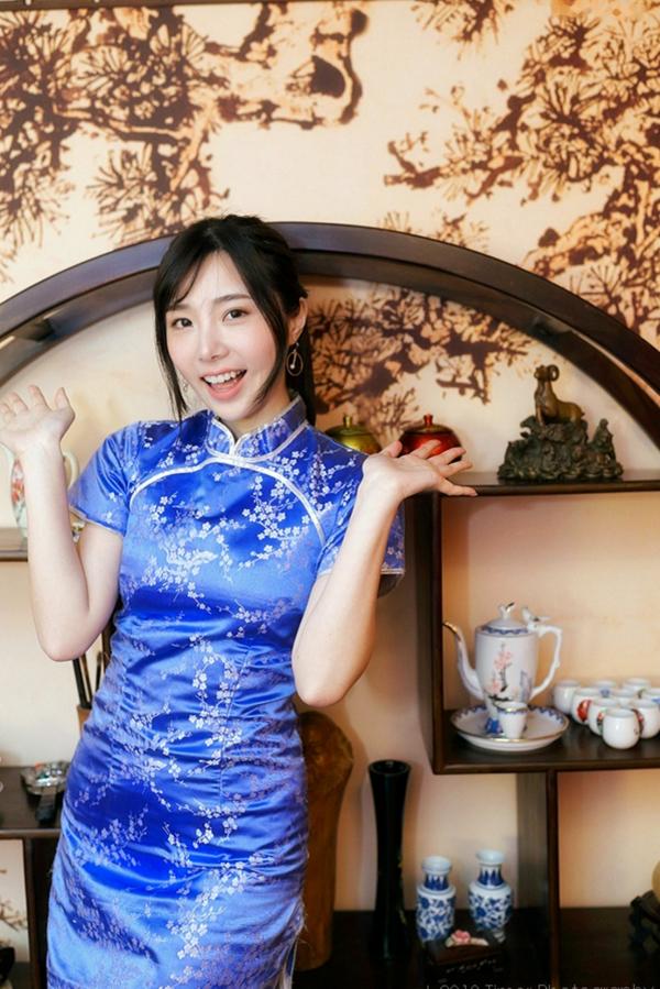    台湾正妹Zora陈思颖古典旗袍写真，新春主题棚拍优雅茶艺与古风书韵，尽显温婉动人魅力第111张图片