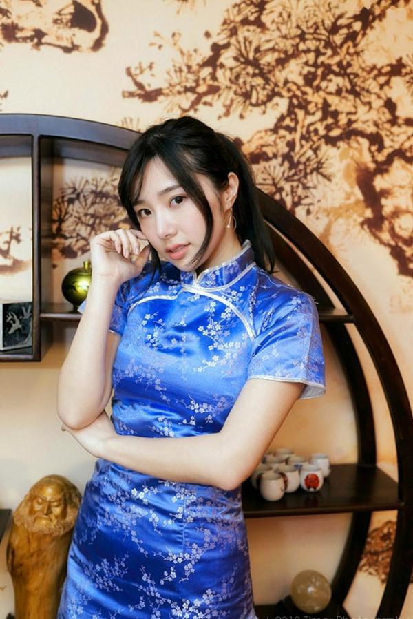    台湾正妹Zora陈思颖古典旗袍写真，新春主题棚拍优雅茶艺与古风书韵，尽显温婉动人魅力第117张图片