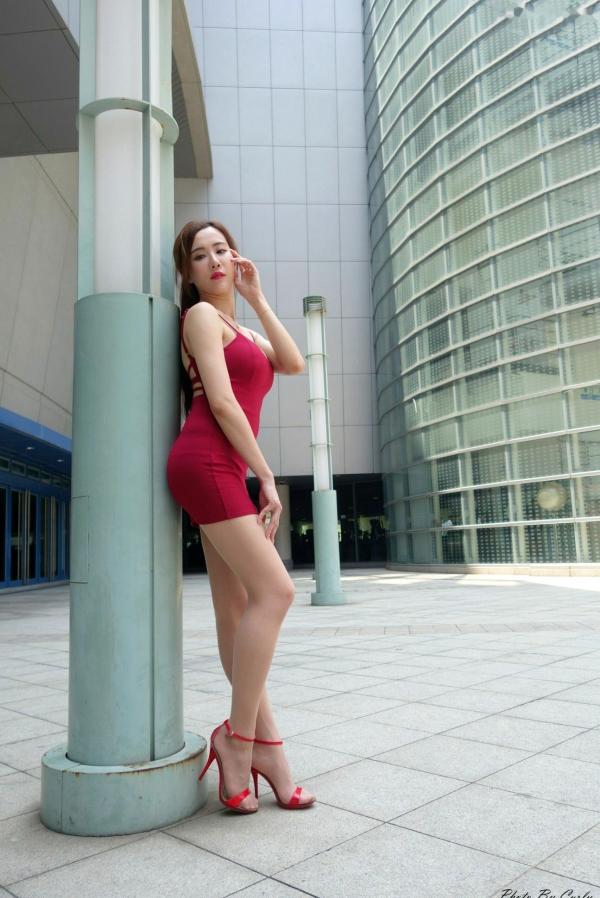    台湾正妹Dora妍希高雄巨蛋街拍，红色吊带包臀裙极致性感，御姐范十足的户外时尚写真第24张图片