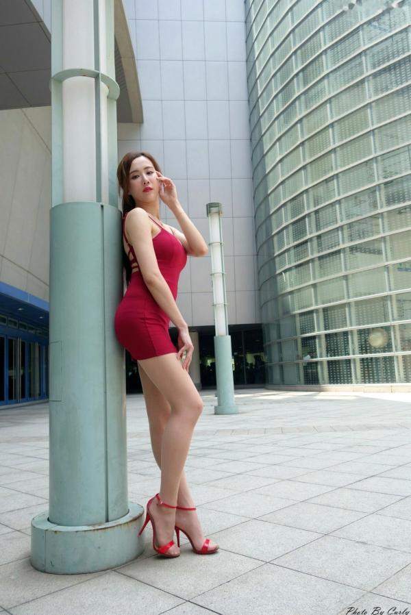    台湾正妹Dora妍希高雄巨蛋街拍，红色吊带包臀裙极致性感，御姐范十足的户外时尚写真第25张图片