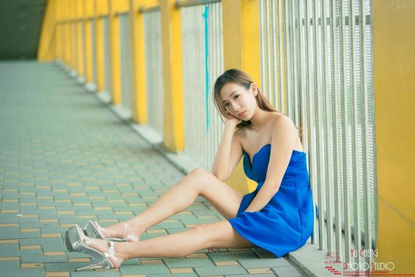   台湾正妹李佳蓉户外写真，中正技击馆楼梯间的职场风与抹胸裙魅力，展现清新性感气质第8张图片