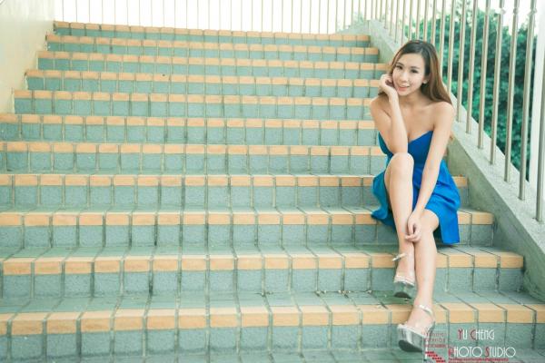    台湾正妹李佳蓉户外写真，中正技击馆楼梯间的职场风与抹胸裙魅力，展现清新性感气质第20张图片