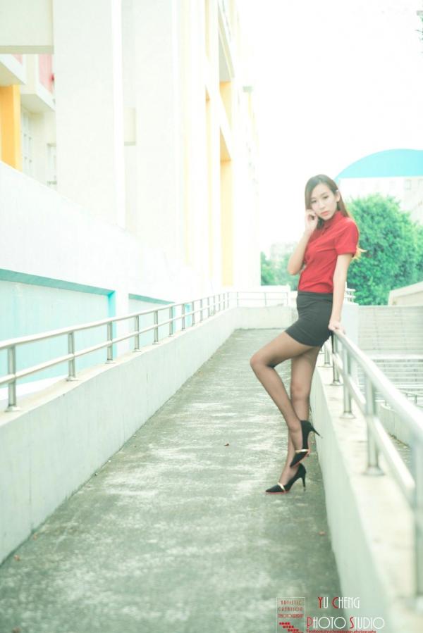    台湾正妹李佳蓉户外写真，中正技击馆楼梯间的职场风与抹胸裙魅力，展现清新性感气质第21张图片