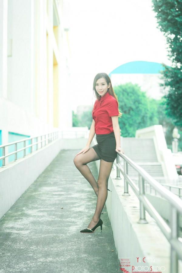    台湾正妹李佳蓉户外写真，中正技击馆楼梯间的职场风与抹胸裙魅力，展现清新性感气质第22张图片