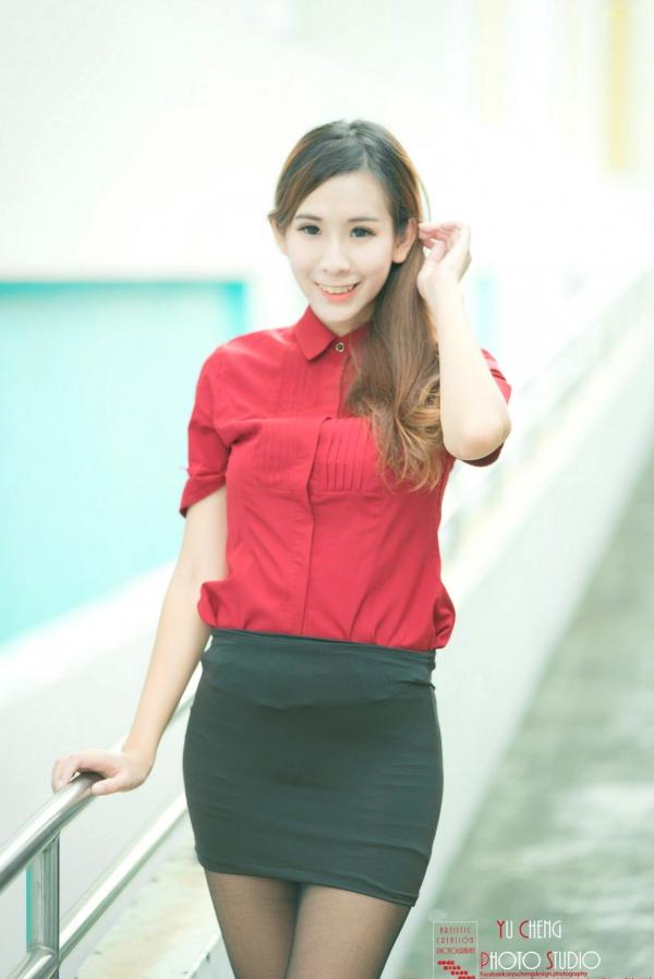    台湾正妹李佳蓉户外写真，中正技击馆楼梯间的职场风与抹胸裙魅力，展现清新性感气质第26张图片