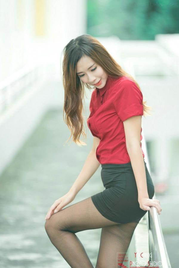    台湾正妹李佳蓉户外写真，中正技击馆楼梯间的职场风与抹胸裙魅力，展现清新性感气质第27张图片