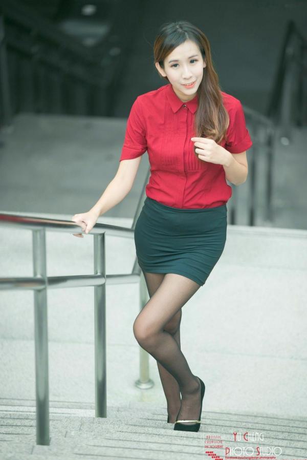    台湾正妹李佳蓉户外写真，中正技击馆楼梯间的职场风与抹胸裙魅力，展现清新性感气质第34张图片