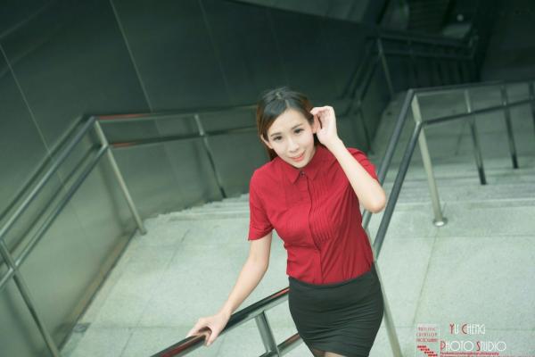    台湾正妹李佳蓉户外写真，中正技击馆楼梯间的职场风与抹胸裙魅力，展现清新性感气质第35张图片