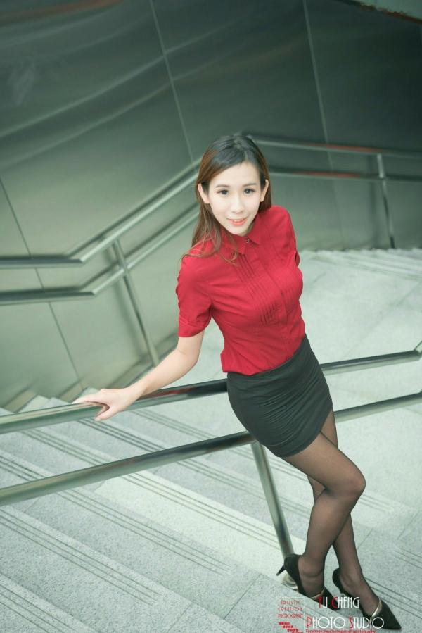    台湾正妹李佳蓉户外写真，中正技击馆楼梯间的职场风与抹胸裙魅力，展现清新性感气质第38张图片