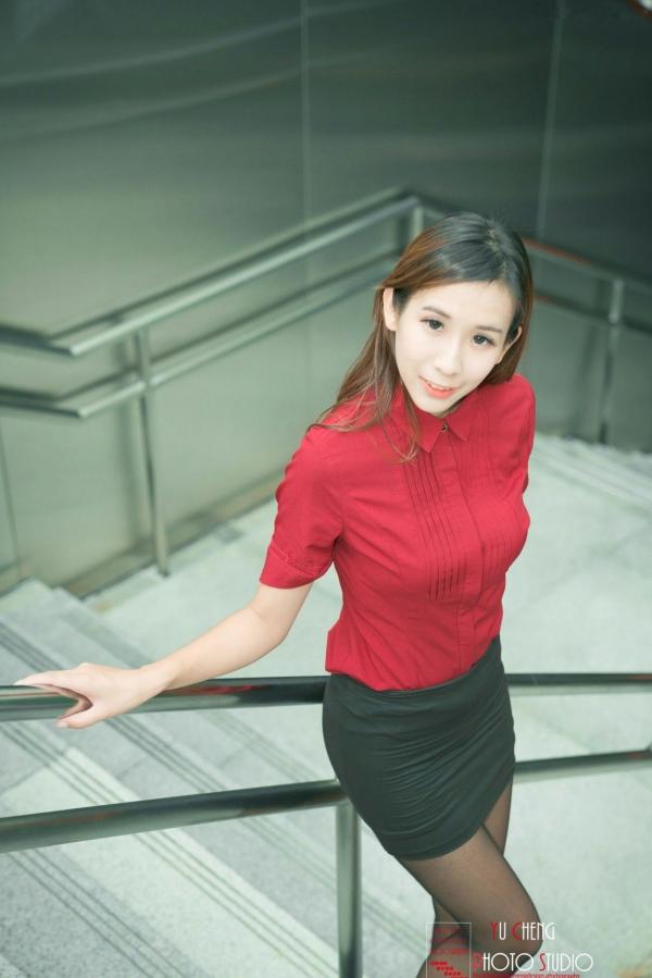    台湾正妹李佳蓉户外写真，中正技击馆楼梯间的职场风与抹胸裙魅力，展现清新性感气质第39张图片