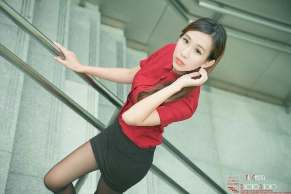    台湾正妹李佳蓉户外写真，中正技击馆楼梯间的职场风与抹胸裙魅力，展现清新性感气质第41张图片