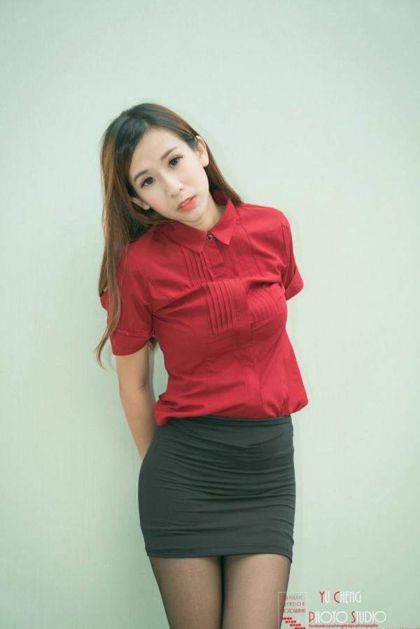    台湾正妹李佳蓉户外写真，中正技击馆楼梯间的职场风与抹胸裙魅力，展现清新性感气质第44张图片