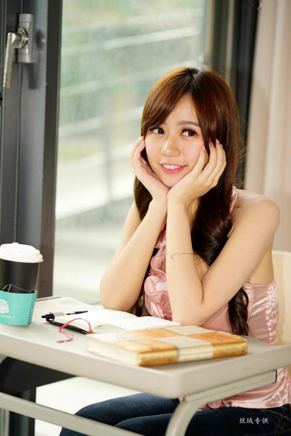    台湾正妹张芸菁：东海大学二校区唯美写真，优雅OL制服展现清新动人气质第35张图片