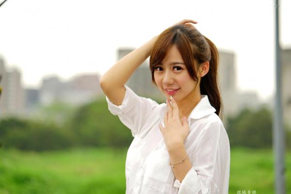    台湾正妹张芸菁：东海大学二校区唯美写真，优雅OL制服展现清新动人气质第132张图片