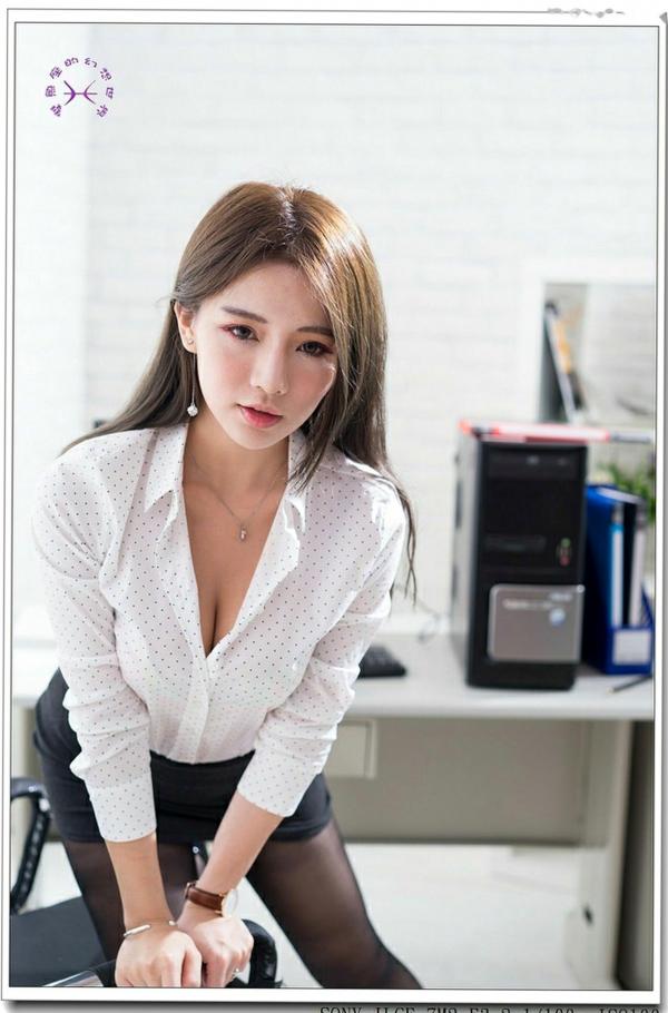    台湾正妹周盈欣Dora《办公室黑丝小秘》职场OL制服诱惑私房写真集[73P]第58张图片