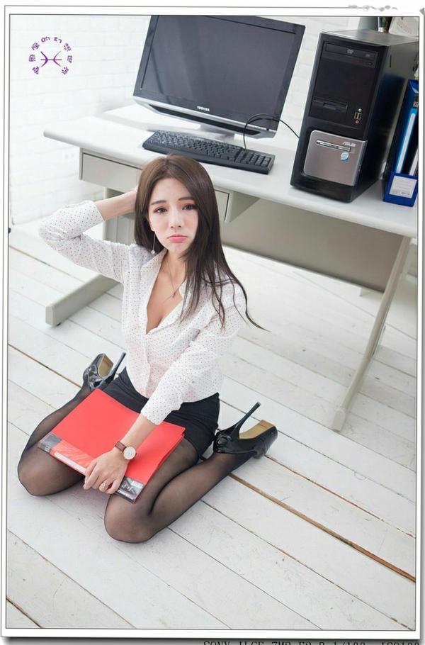    台湾正妹周盈欣Dora《办公室黑丝小秘》职场OL制服诱惑私房写真集[73P]第67张图片