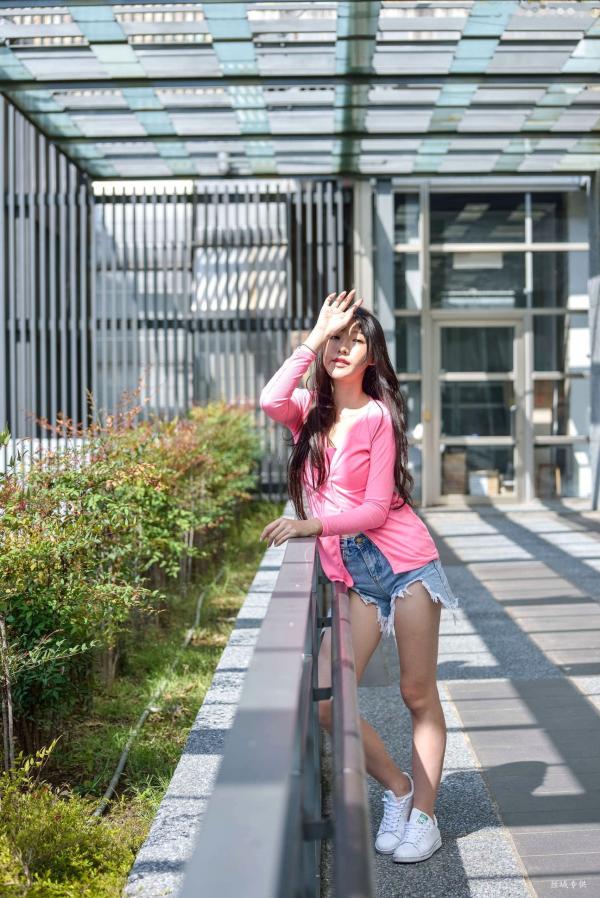    台湾正妹比比清新街拍写真，粉色开衫搭配牛仔短裤，展现青春活力与修长美腿，都市户外时尚佳作第6张图片