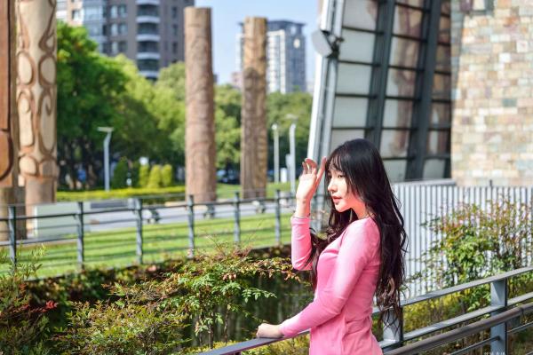    台湾正妹比比清新街拍写真，粉色开衫搭配牛仔短裤，展现青春活力与修长美腿，都市户外时尚佳作第8张图片