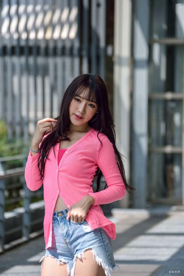    台湾正妹比比清新街拍写真，粉色开衫搭配牛仔短裤，展现青春活力与修长美腿，都市户外时尚佳作第10张图片