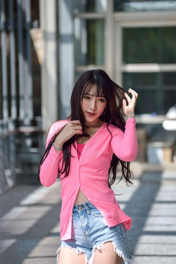    台湾正妹比比清新街拍写真，粉色开衫搭配牛仔短裤，展现青春活力与修长美腿，都市户外时尚佳作第11张图片