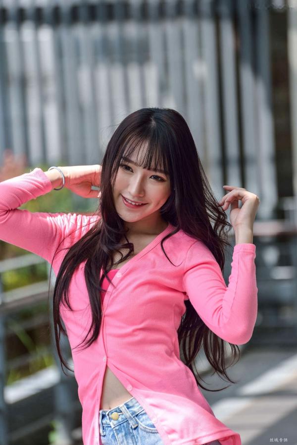    台湾正妹比比清新街拍写真，粉色开衫搭配牛仔短裤，展现青春活力与修长美腿，都市户外时尚佳作第12张图片