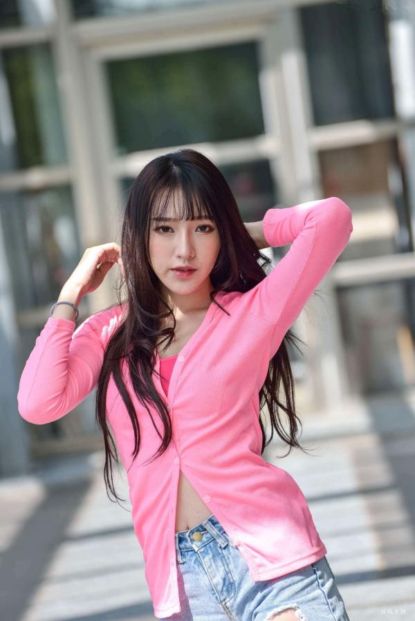    台湾正妹比比清新街拍写真，粉色开衫搭配牛仔短裤，展现青春活力与修长美腿，都市户外时尚佳作第17张图片