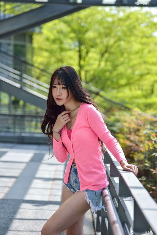    台湾正妹比比清新街拍写真，粉色开衫搭配牛仔短裤，展现青春活力与修长美腿，都市户外时尚佳作第19张图片