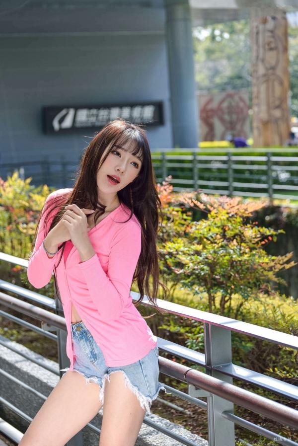    台湾正妹比比清新街拍写真，粉色开衫搭配牛仔短裤，展现青春活力与修长美腿，都市户外时尚佳作第24张图片
