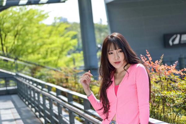    台湾正妹比比清新街拍写真，粉色开衫搭配牛仔短裤，展现青春活力与修长美腿，都市户外时尚佳作第26张图片