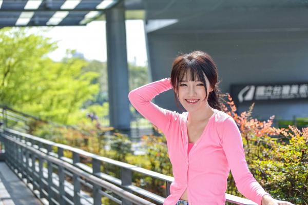    台湾正妹比比清新街拍写真，粉色开衫搭配牛仔短裤，展现青春活力与修长美腿，都市户外时尚佳作第27张图片